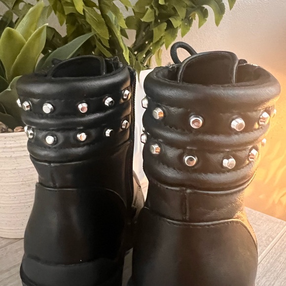 Hella cute lug sole black boots - Picture 4 of 5